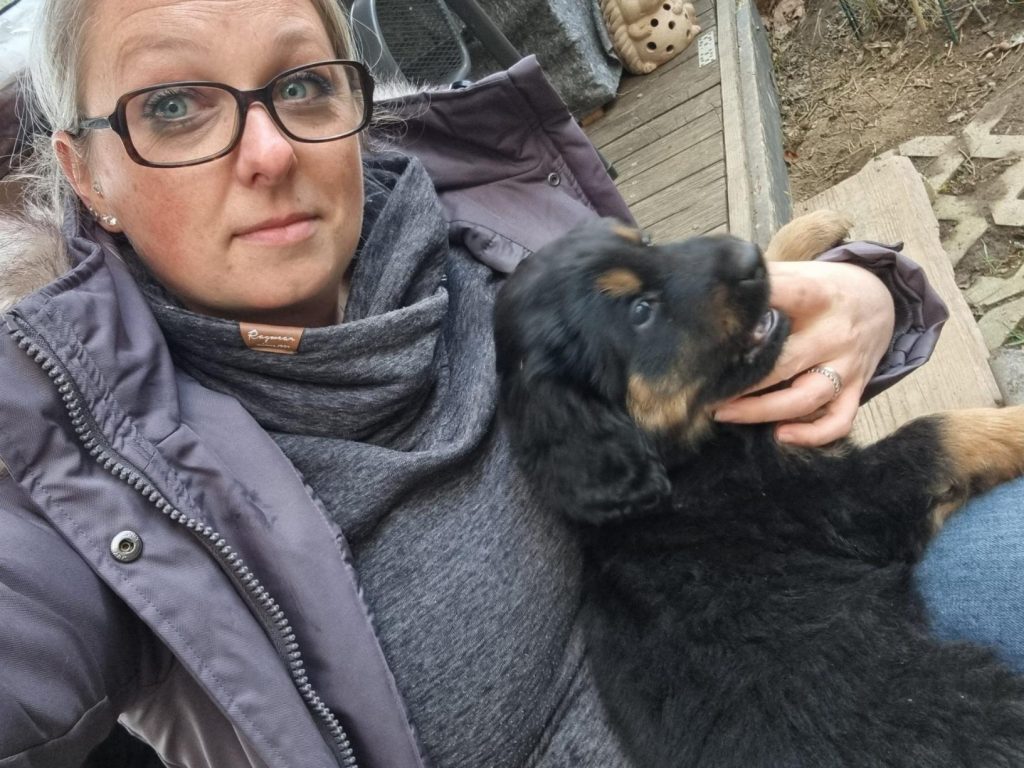 Frau mit Hovawarthund