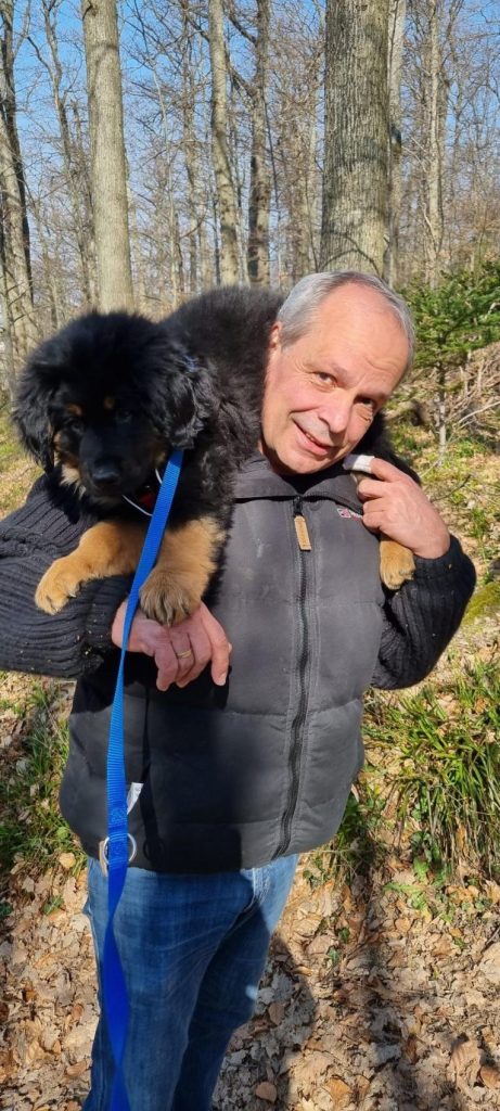 Mann mit Hovawarthund